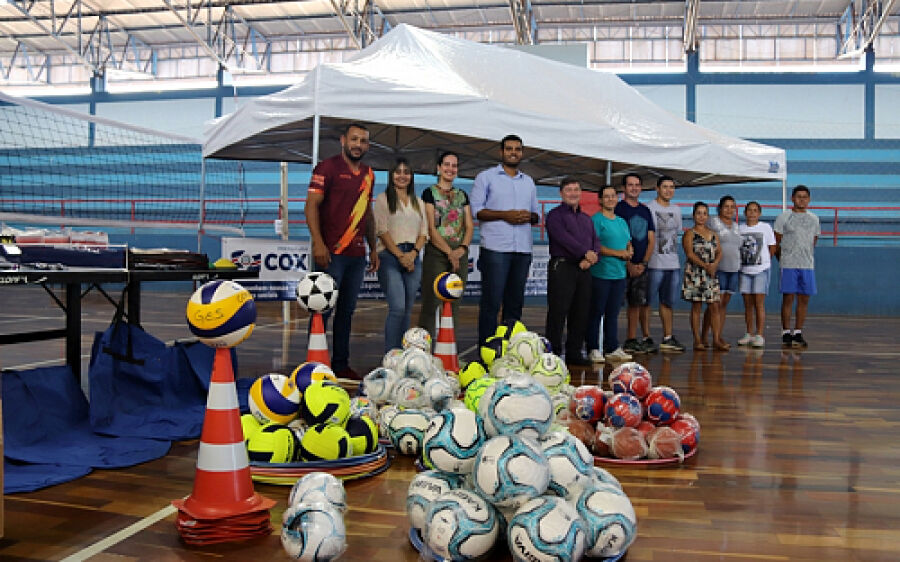 Prefeitura de Coxim entrega materiais  esportivos e reativa escolinhas de treinamento