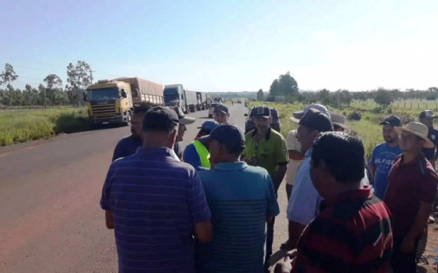 Bloqueios de caminhoneiros contra alta do diesel chegam à fronteira com MS