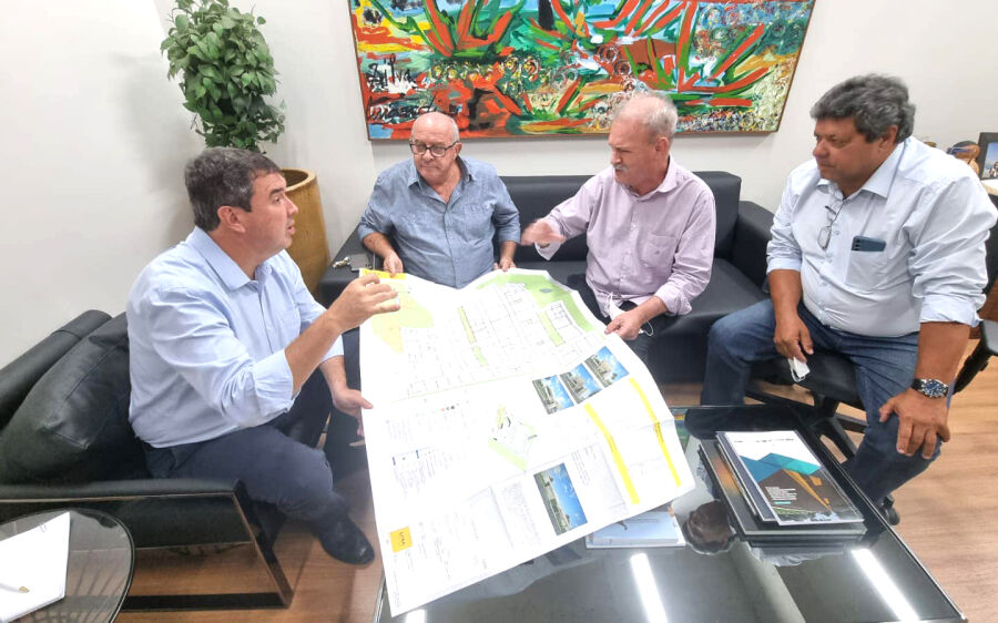 Prefeito Réus apresenta a planta  definitiva do novo hospital municipal