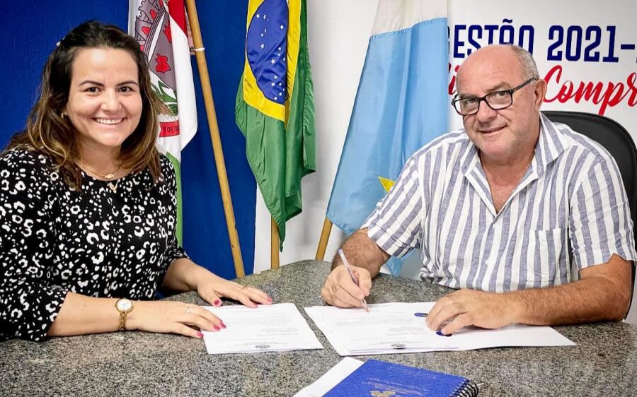  Réus entrega a Presidente da Câmara, o projeto que prevê 30% de aumento no salário dos professores