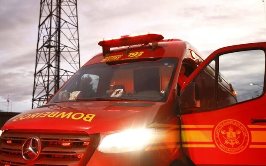Homem é linchado a pauladas por andar de short curto na sacada