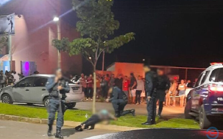 Homem é esfaqueado e morto no meio de avenida em Chapadão do Sul