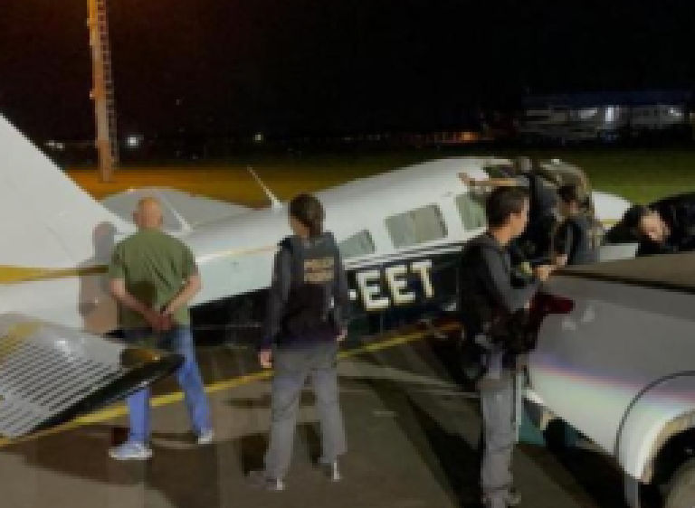 FAB e Polícia Federal interceptam avião com 465 kg de cocaína
