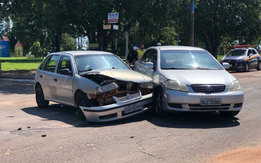 Gol invade preferencial e colide em Corolla na região central de Coxim
