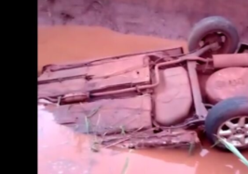 Criança de 1 ano morre após carro da família cair em valeta
