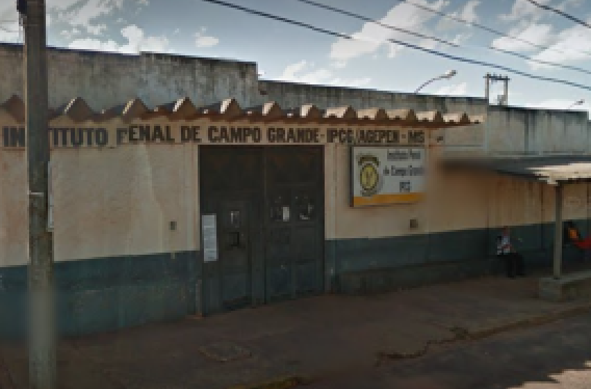 Dupla é detida com pacotes de drogas e celulares que seriam jogados em presídio