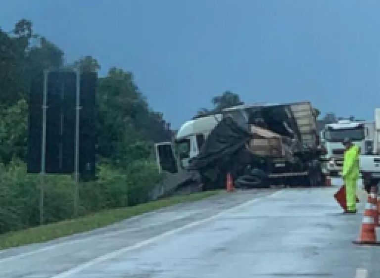 Acidente entre quatro veículos deixa congestionamento de 8 quilômetros na BR-163