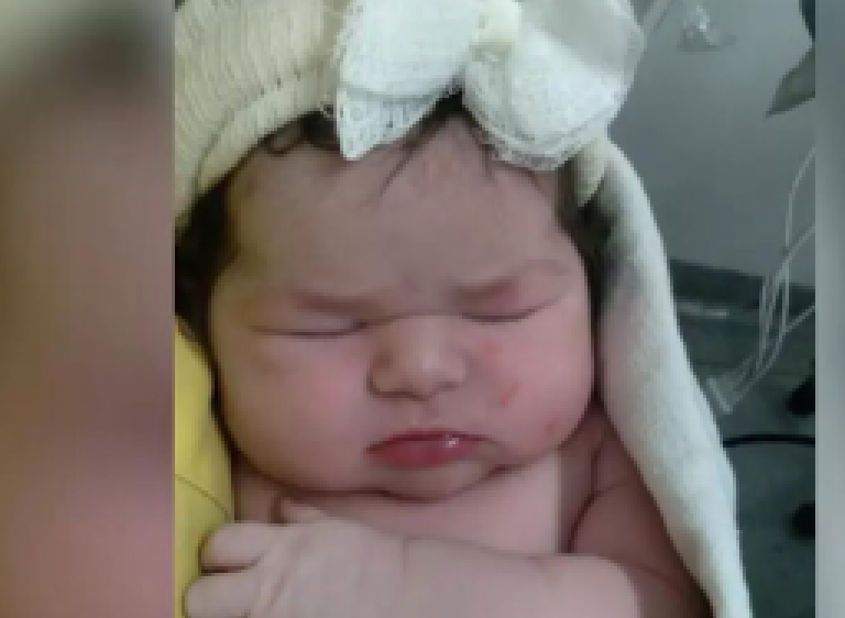 Mulher acorda com dores, descobre gravidez e bebê nasce do nada com quase 5 kg