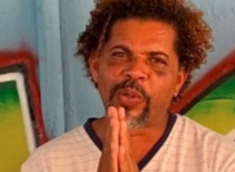 Sogro de personal traído registra queixa contra sem-teto