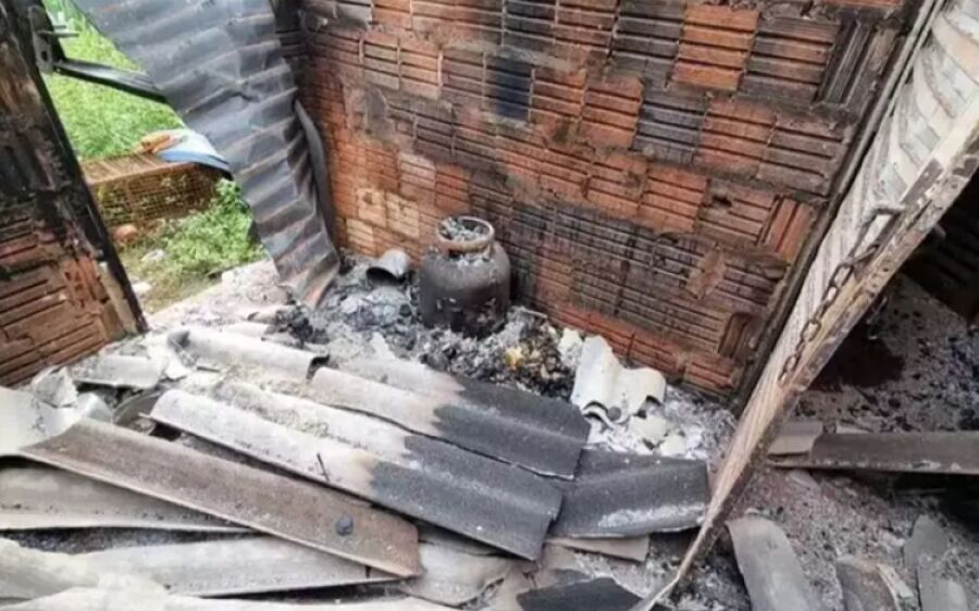 Abrigado em chácara, morador de rua ataca mulheres com foice e incendeia casa