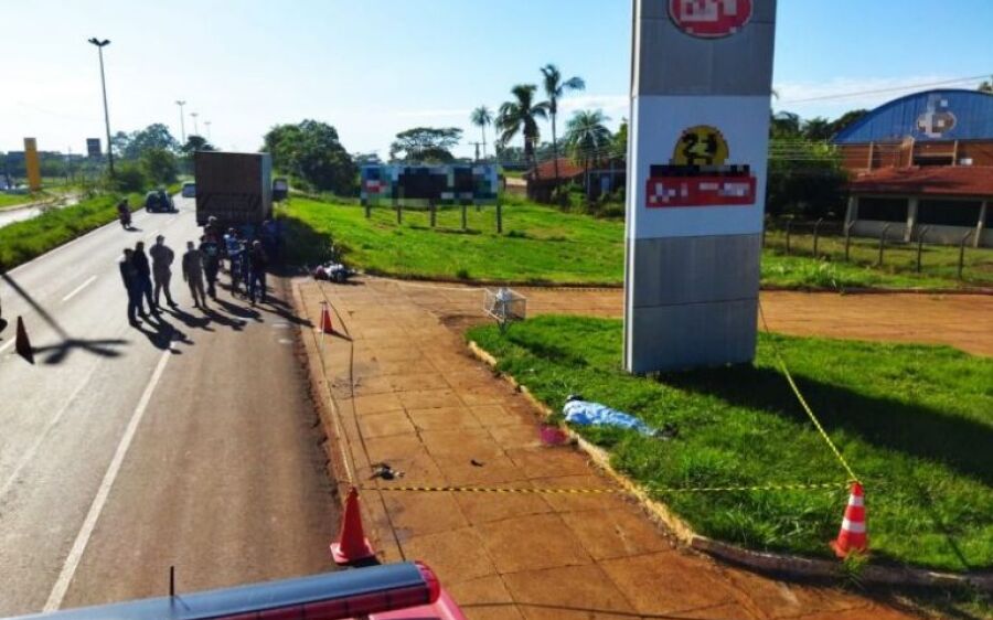 Caminhoneiro ‘escuta barulho’ e encontra motociclista morto após colisão em Dourados