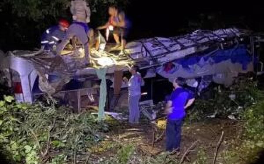 Ônibus sai de MS, capota no Paraná e 10 morrem