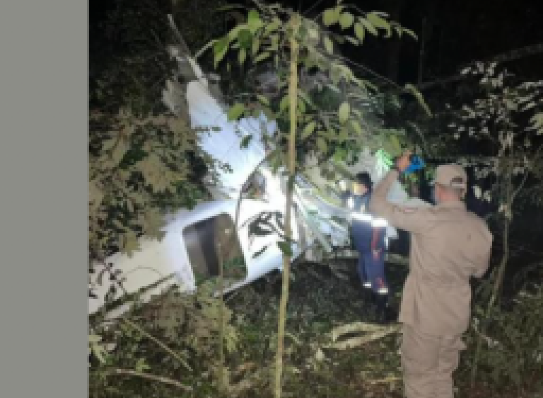 Quatro pessoas morrem em queda de avião