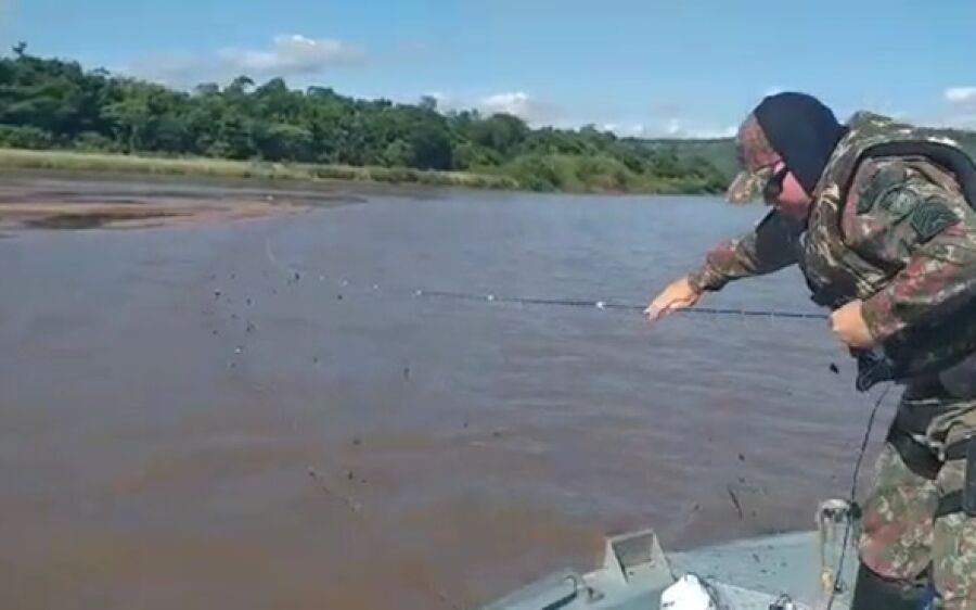 PMA usa drone e surpreende pescadores fazendo arrastão com rede de pesca no rio Taquari