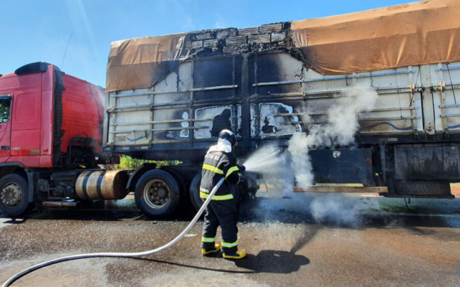 Carreta tem princípio de incêndio em carga de produtos de limpeza na BR-163 em Coxim