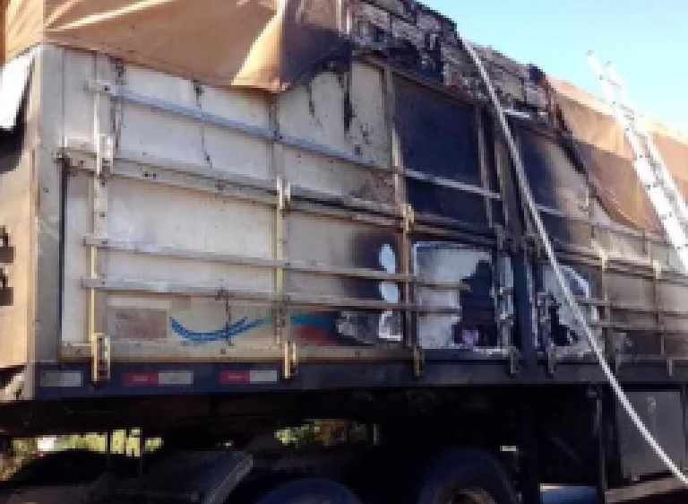 Parte de caminhão pega fogo na rodovia e congestiona trecho da BR-163