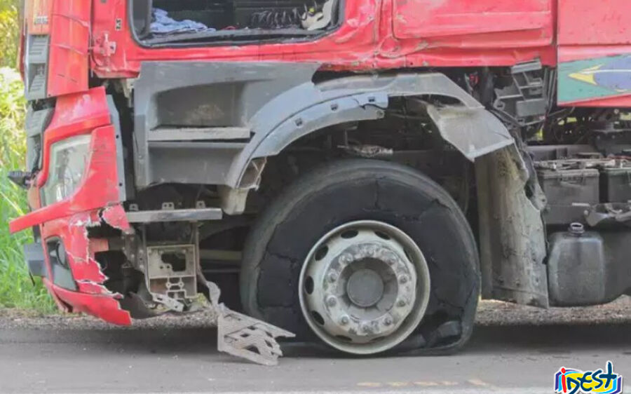 Carreta bitrem tem quatro pneus estourados após ser atingida por outra na BR-262