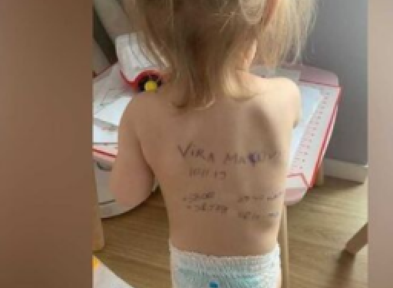 Mãe tatua telefones nas costas da filha por medo de morrer e deixar a criança sozinha na guerra