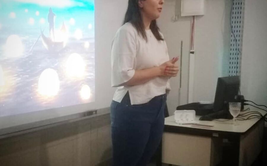 Giovana Fornari ministra palestra para  alunos da Escola Crescêncio de Abreu