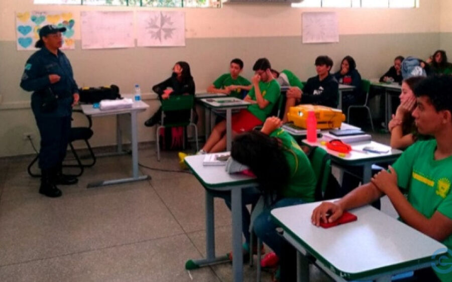 Polícia Militar ministra palestra sobre violência doméstica em escola de Camapuã