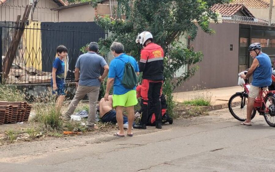Parede cai em cima de pedreiro durante demolição