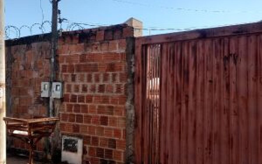 Muro desaba em criança que tentava pegar pipa