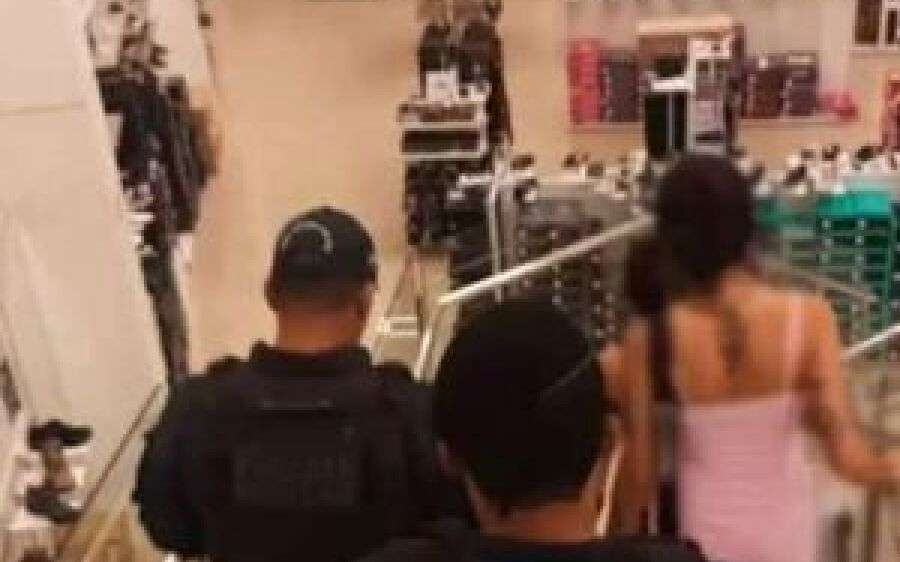 Usando muleta, mulher finge ter deficiência e rouba quase R$ 300 em bolsas