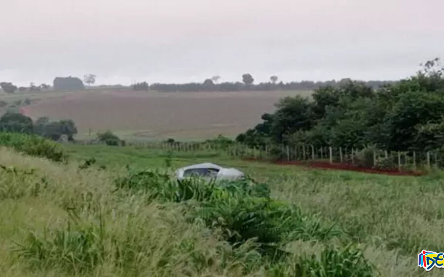 Motorista morre presa às ferragens após acidente entre carro e carreta na BR-267
