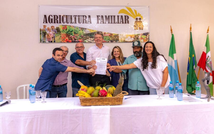Jaime Verruck e Réus Fornari assinam convênio  de 500 mil  reais para reforma da Feira do Produtor