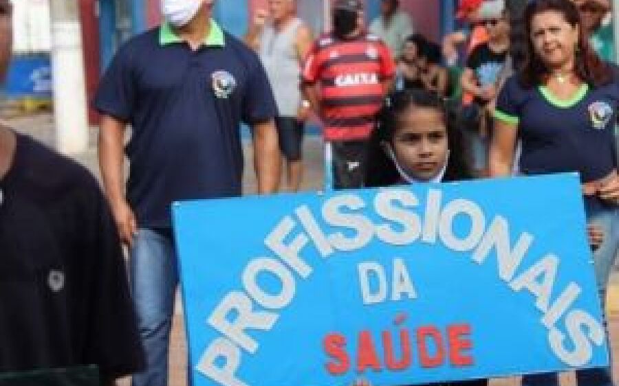 Escola do Jauru emociona público ao levar tema da saúde para avenida de Coxim