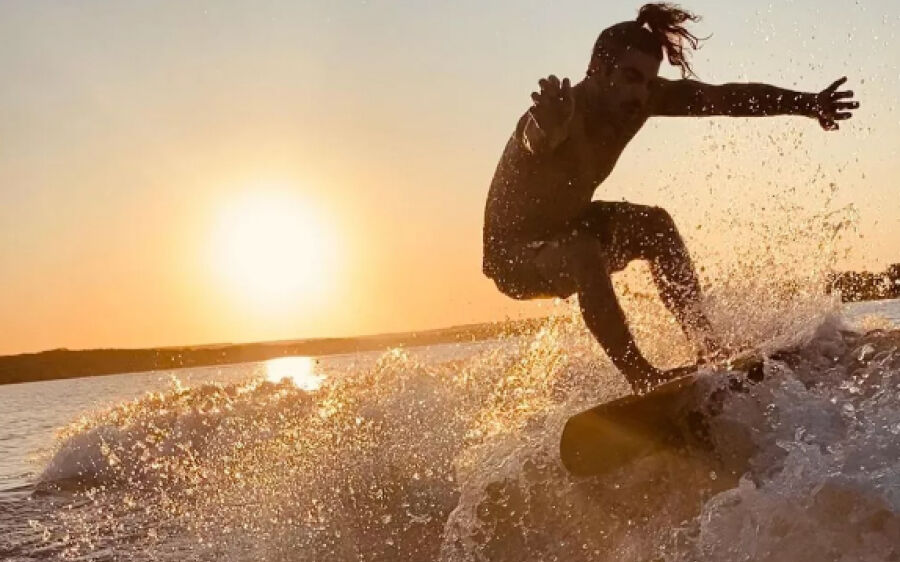 Caio Castro curte pôr do sol e surfa em rio de MS durante final de semana 