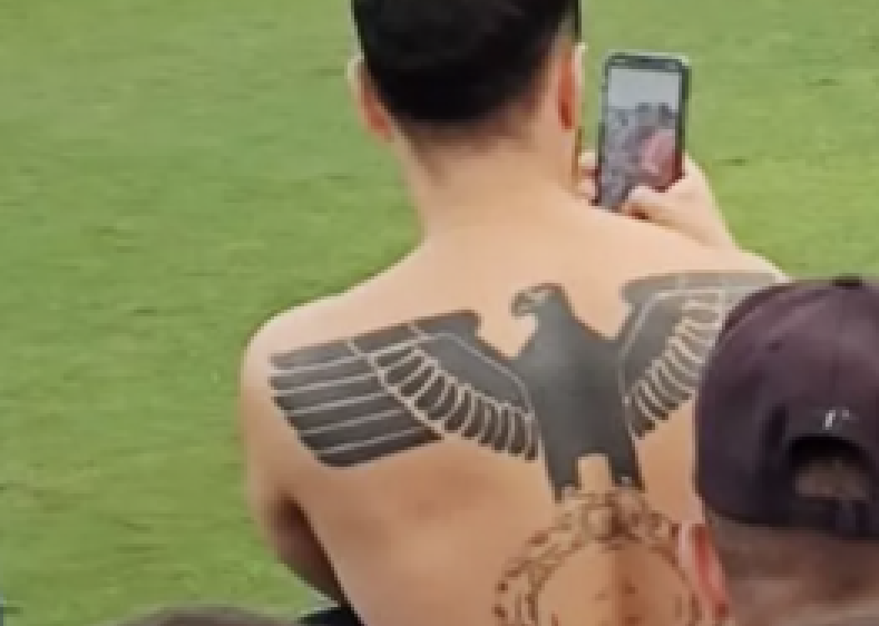 Torcedor aparece com tatuagem de símbolo nazista durante partida de futebol