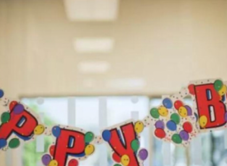 Americano é indenizado em R$ 2,1 milhões por festa de aniversário surpresa no escritório