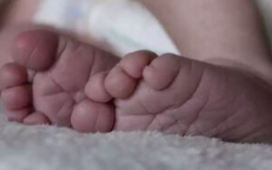 Bebê de 19 dias morre engasgado com leite materno