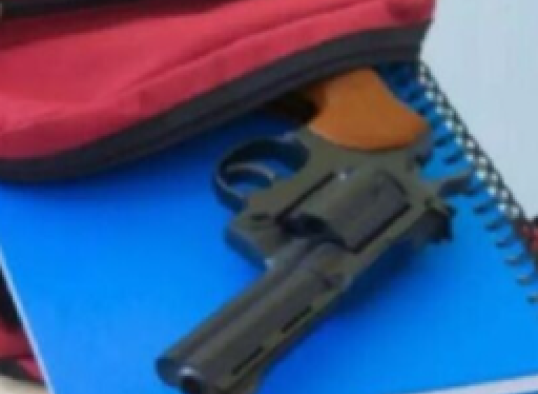 Professora encontra revólver em mochila de menino de 6 anos no Mato Grosso