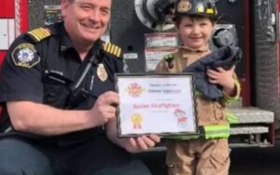 Garoto de 3 anos leva currículo a Bombeiros e garante emprego para 2034 no Canadá
