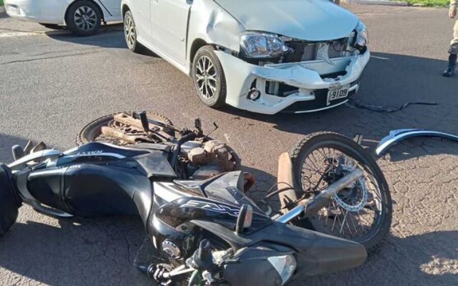 Carro avança na preferencial e deixa pai e filho feridos em Campo Grande 