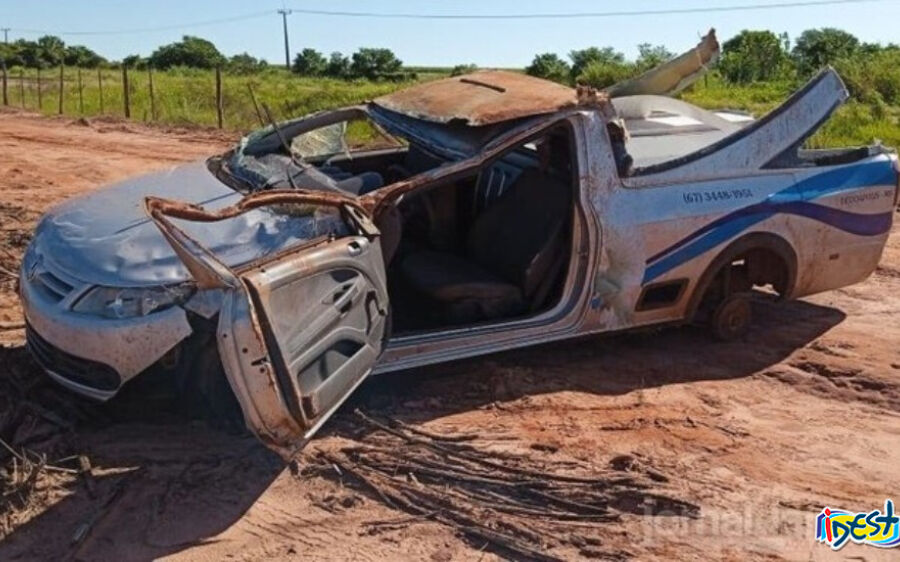 Carro de funerária fica destruído após desviar de animal e capotar na MS-141