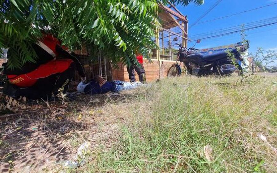 Motociclista tenta fazer ultrapassagem e é atingido por carro de aplicativo em Campo Grande 