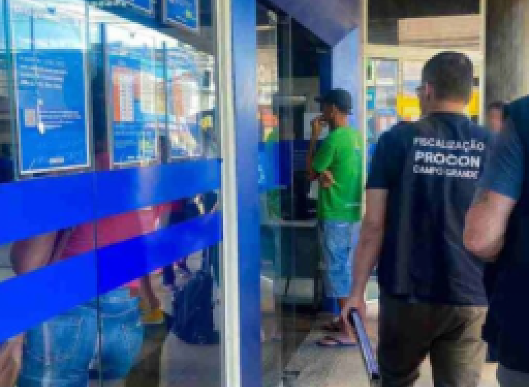 Agência bancária é autuada após cliente esperar 3h por atendimento