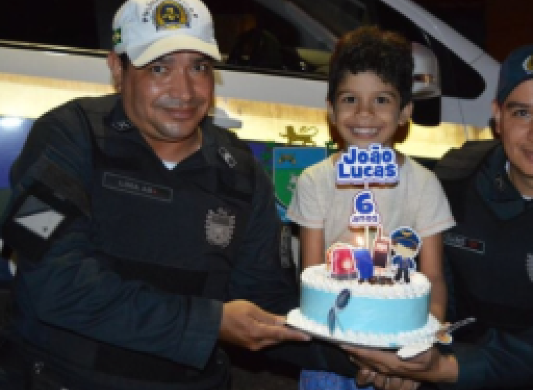 Polícia Militar de Coxim surpreende o aniversariante João Lucas que sonha ser policial