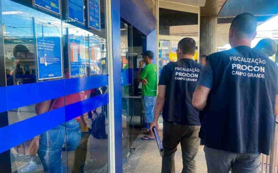 Agência bancária é autuada após cliente esperar 3h por atendimento em Campo Grande