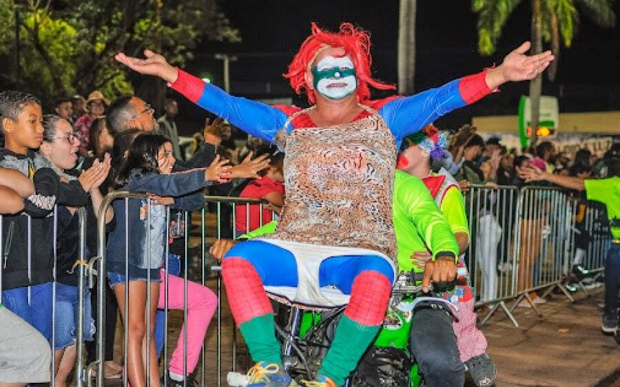 Ação da equipe Jack Road e seus palhaços alegram a população de Rio Verde