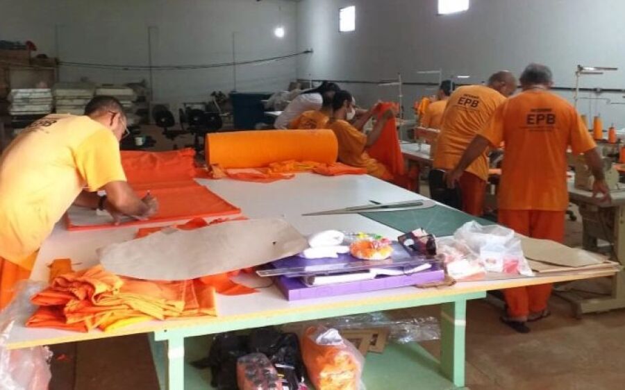 Costura sob medida leva chance de trabalho digno a homens e mulheres em presídios de MS
