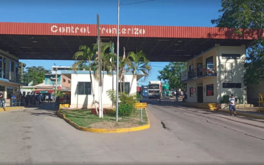 Caminhoneiros fecham fronteira entre Brasil/ Bolívia e denunciam pedágio ilegal em MS
