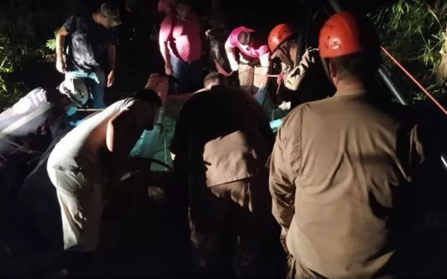 Irmãos morrem após caírem em poço com 30 metros e bombeiro que os salvava é levado para UTI