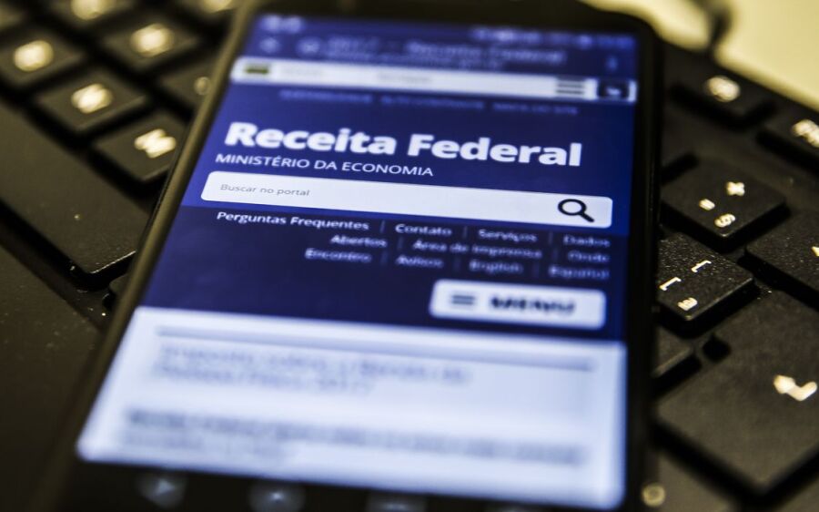 Receita paga hoje lote residual de restituição do IRPF
