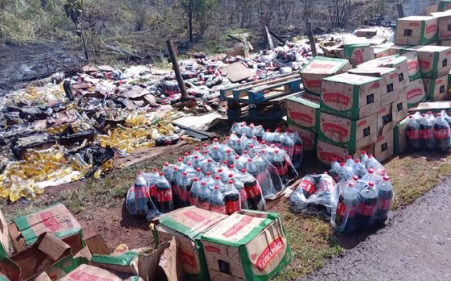 Caminhão tomba e fogo destrói carga, em Campo Grande