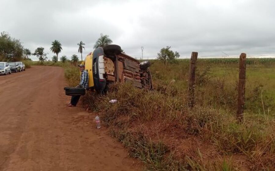 Mulher perde controle e tomba carro com família dentro em estrada rural