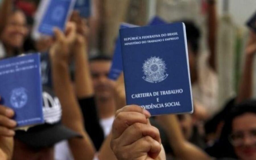 Mulher é demitida por publicar fotos em eventos durante período de licença médica